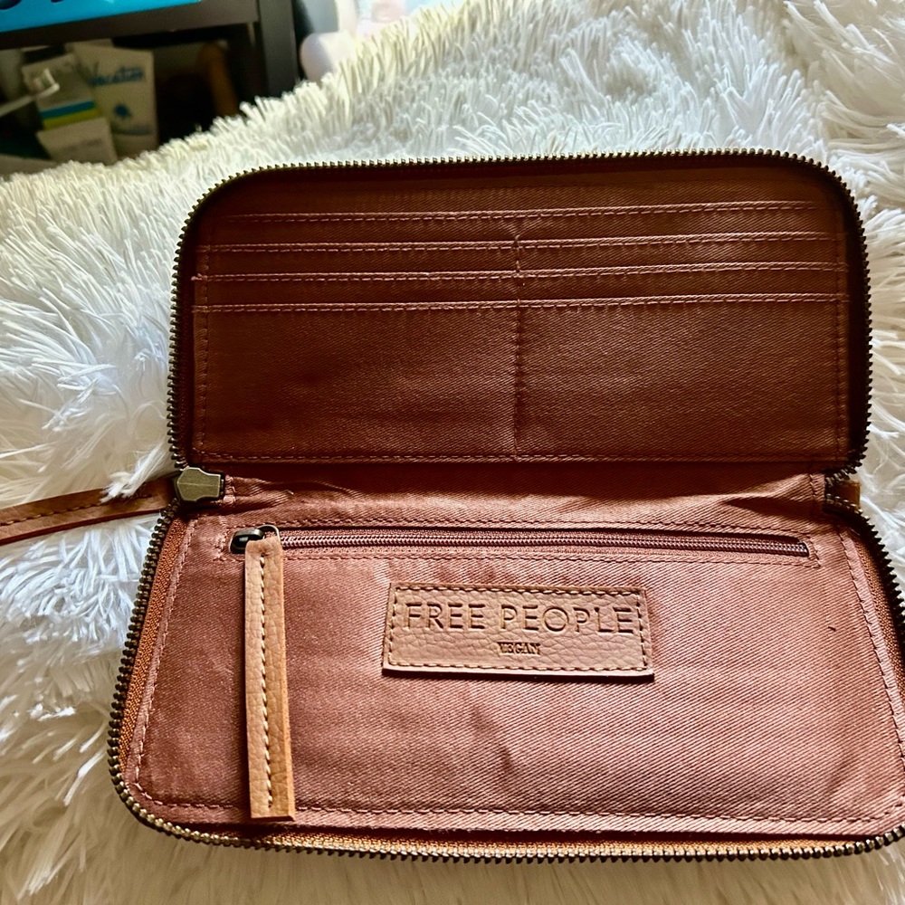 NEW WITH TAGS Free People Vegan Clutch/Wristlet/Wallet - Picture 3 of 3